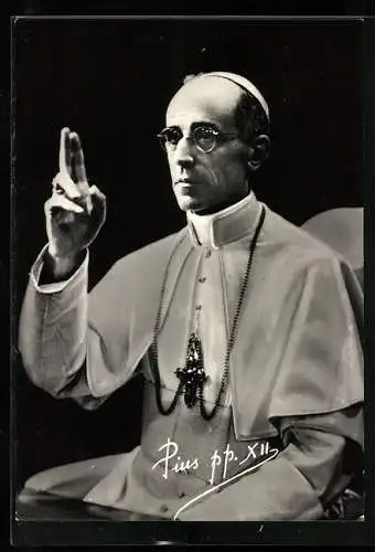 AK Papst Pius XII. hebt segnend die Hand