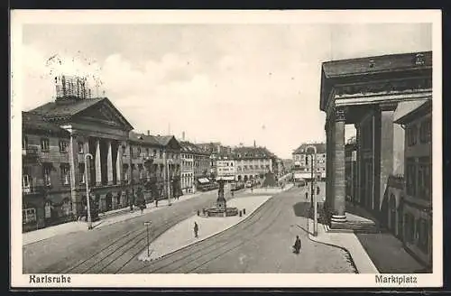 AK Karlsruhe, Marktplatz mit Strassenbahnen