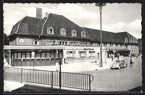 AK Celle, Bahnhof im Sonnenschein, VW Käfer
