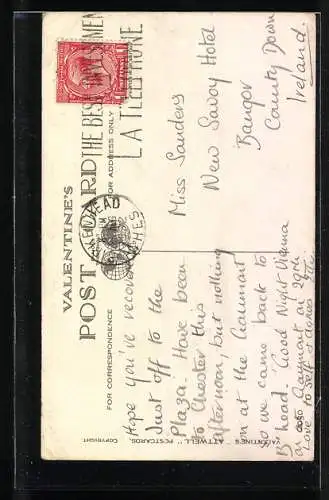 Künstler-AK Mabel Lucie Attwell: kleiner Briefträger guckt sich einen Brief an