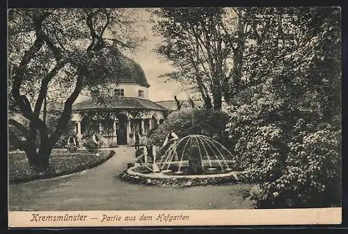 AK Kremsmünster, Partie aus dem Hofgarten mit Brunnen