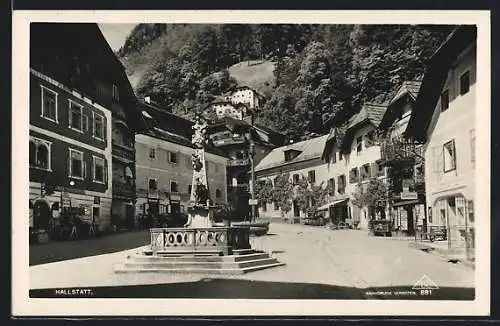 AK Hallstatt, Ortspartie mit Denkmal