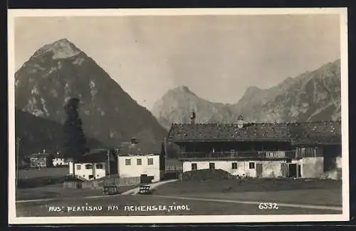 AK Pertisau am Achensee, Teilansicht vor Bergpanorama