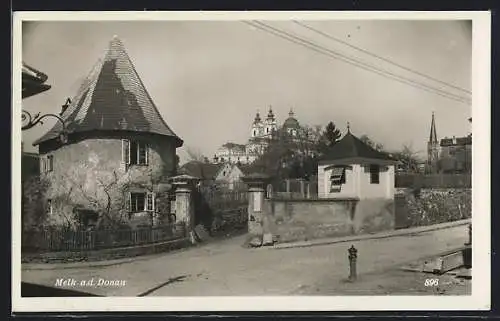 AK Melk a. d. Donau, Strassenpartie mit Blick auf das Stift