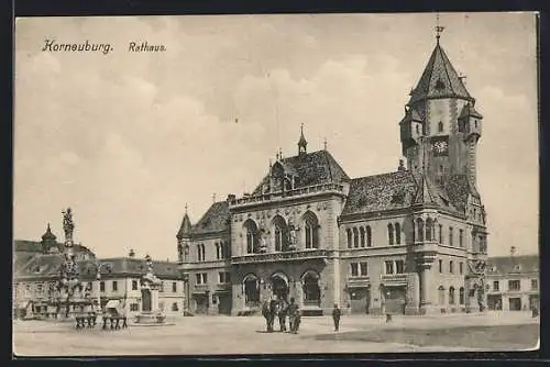 AK Korneuburg, Passanten vor dem Rathaus
