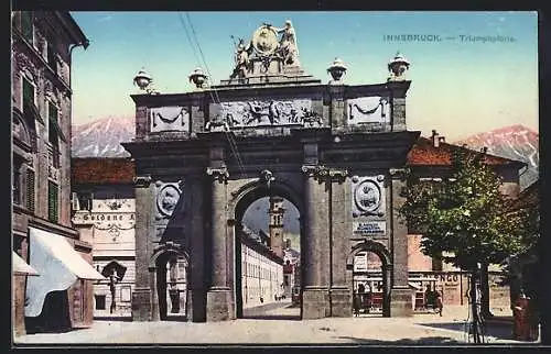 AK Innsbruck, eine Strassenbahn an der Triumphpforte