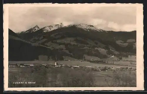 AK Uderns im Zillertal, Ortspanorama mit Bergblick