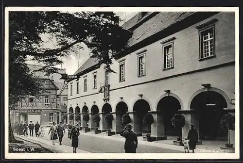 AK Soest i. W., Passanten am alten Rathaus