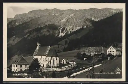 AK Seewiesen, Ortsansicht mit der Kirche im Bergidyll