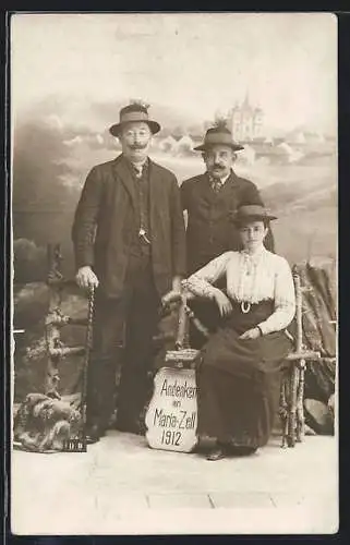Foto-AK Mariazell, Zwei Herren und eine Dame in edler Garderobe, 1912