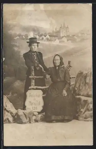 Foto-AK Mariazell, Eine junge und eine alte Frau in einer Kulisse mit der Kirche im Hintergrund, 1911