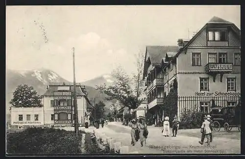AK Krummhübel /Riesengebirge, Strassenpartie am Hotel Schneekoppe