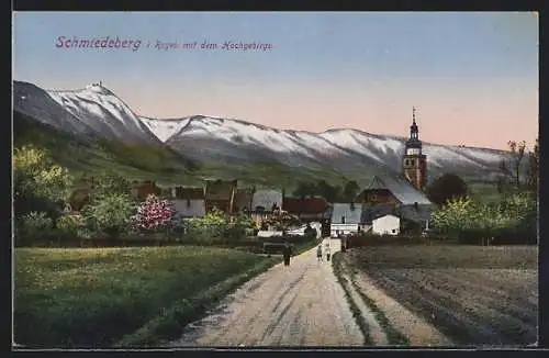 AK Schmiedeberg /Riesengebirge, Teilansicht mit Eingangstrasse und Hochgebirge