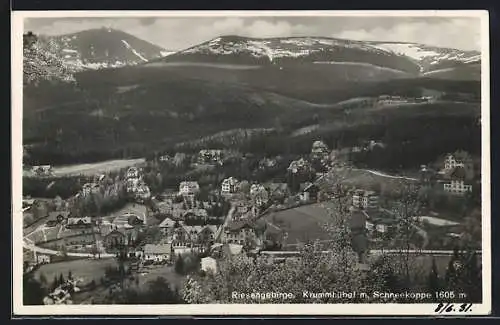 AK Krummhübel /Riesengebirge, Totalansicht mit Schneekoppe aus der Vogelschau
