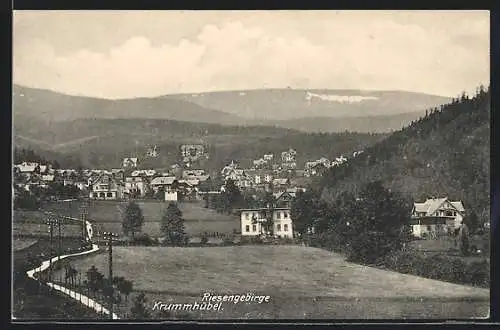 AK Krummhübel /Riesengebirge, Ortsansicht mit Fernblick und Landstrasse