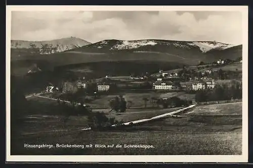 AK Brückenberg /Riesengebirge, Ortsansicht mit Schneekoppen-Blick