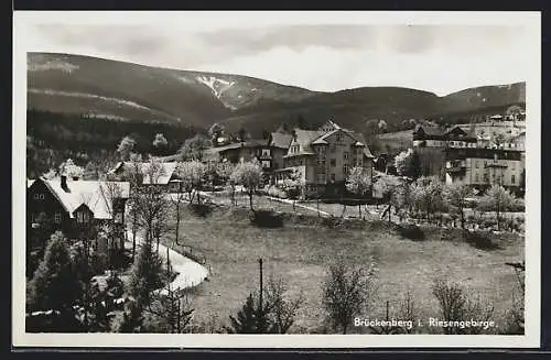 AK Brückenberg /Riesengebirge, Ortspartie mit Bergpanorama