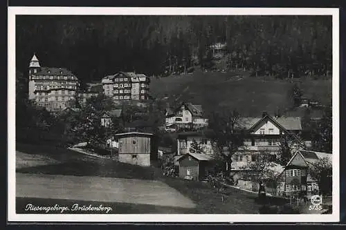 AK Brückenberg i. Rsgb., Teilansicht mit Hotel Waldschloss