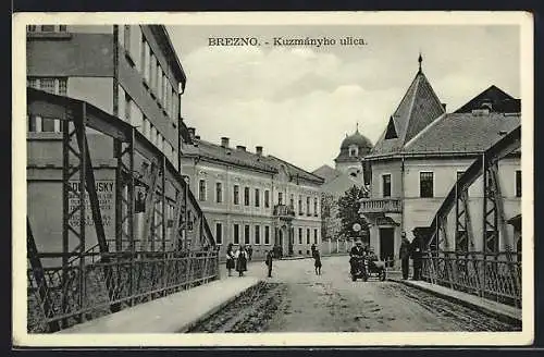 AK Brezno, Kuzmányho ulica, Blick von der Brücke in eine Strasse