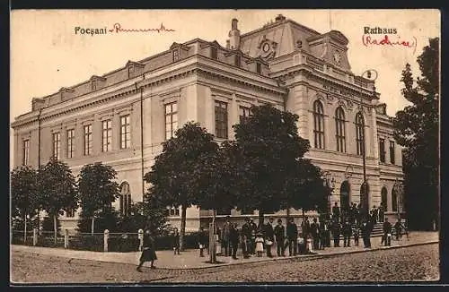 AK Focsani, Menschengruppe am Rathaus, Palatul Municipal