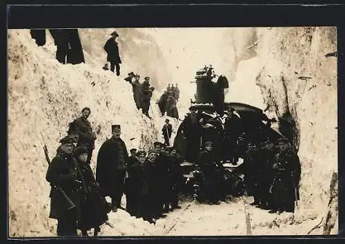 Foto-AK Hieflau, Uniformierte Männer vor der schneebedeckten Eisenbahn, Eisenbahnkatastrophe