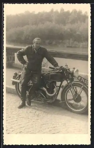 Foto-AK Mann mit Motorrad AJS