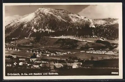 AK Grünbach /N.-Oe., Ortsansicht mit Neubau und Gelände
