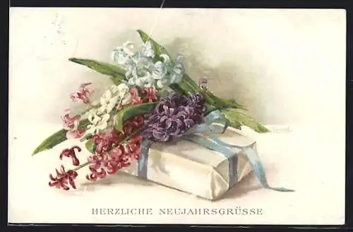 Künstler-AK M. Munk Nr. 1221: Stillleben mit Blumen und Geschenk, Herzliche Neujahrsgrüsse