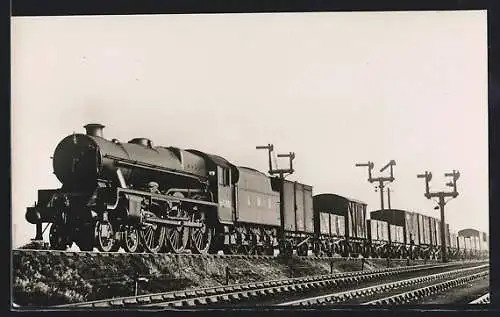 AK Goods train near Liverpool headed by L. M. S. 4-6-0 No. 5635 Tobago Class 5XP, englische Eisenbahn