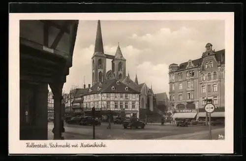 AK Halberstadt, Fischmarkt mit Martinikirche und Geschäften, Halberstädter Zeitungsladen
