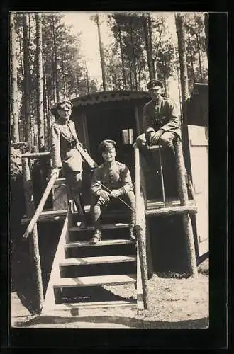 AK Soldaten in Uniform im Schützengraben