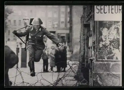 AK Grenze an der Bernauer Strasse, Der erste geflüchtete Volksarmist 1961