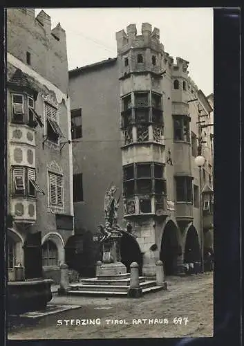 AK Sterzing /Tirol, Rathaus mit Denkmal