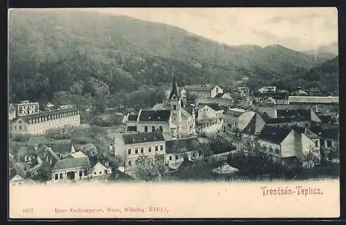 AK Trencsén-Teplicz, Strassenpartie mit Kirche
