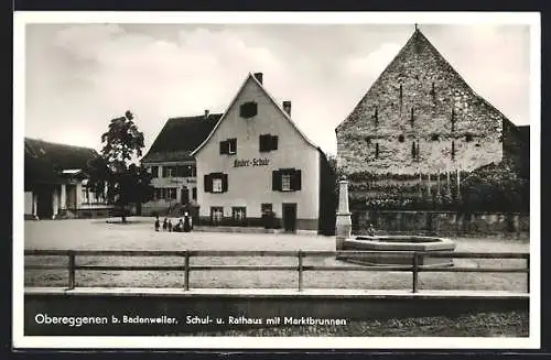 AK Obereggenen b. Badenweiler, Schul- und Rathaus mit Marktbrunnen