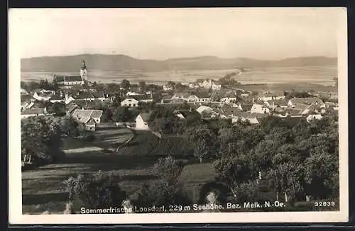 AK Loosdorf, Bez, Melk /N.-Oe., Totalansicht von einem Berg aus