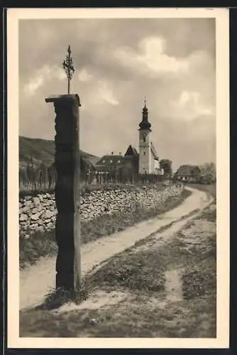 AK Loiben in der Wachau, Feldweg mit Blick zur Kirche