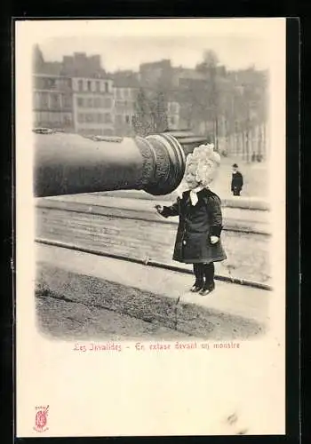 AK Paris, Hôtel des Invalides, En extase devant un monstre