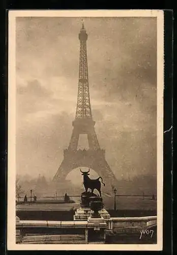 AK Paris, The Eiffel Tower, La Tour Eiffel, Eiffelturm im Nebel