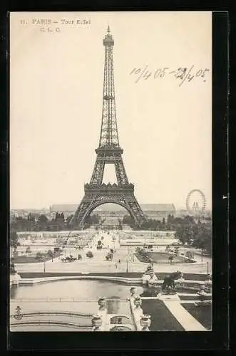 AK Paris, La Tour Eiffel, Eiffelturm mit Kutschen und Wasser