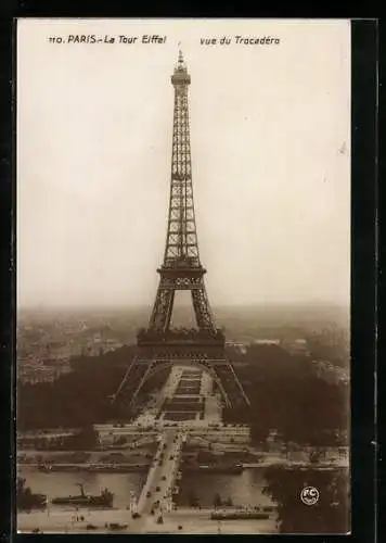 AK Paris, La Tour Eiffel, vue du Trocadéro, Eiffelturm, Strassenbahn
