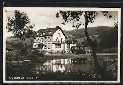 AK Glottertal /Freiburg i. Br., Gasthaus zum Adler A. Faller mit Teich und Umgebung, Autobus