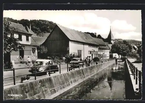 AK Fornsbach, Strassenpartie mit Turmblick und Gewässer