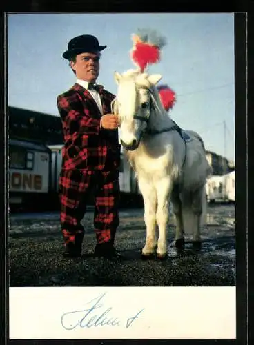 AK Kleinwüchsiger im rot-schwarz kariertem Anzug mit Pony, Zirkus