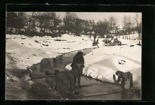Foto-AK Waschfrauen bei der Arbeit an einem Fluss im Winter
