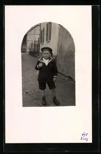 Foto-AK Kleiner Junge im Matrosenanzug, Fenster-Passepartout, 1927