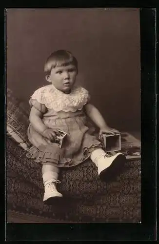 Foto-AK Kind mit Spielzeugklotz und -schachtel