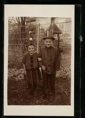 Foto-AK Zwei verkleidete Kinder im Garten