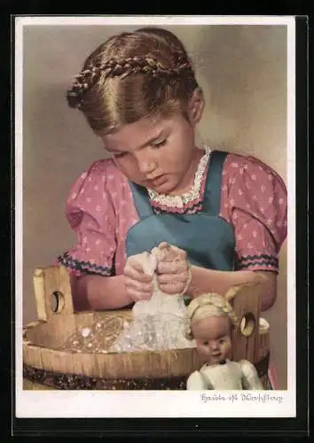 AK Kleine Puppenmutti macht grosse Wäsche