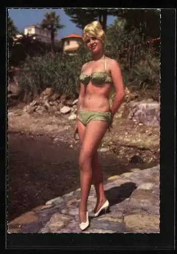 AK Schauspielerin May Johnsson in einem erotischen Bikini